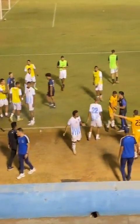 Finaliza el partido y los equipos discuten: la policía dispara al portero, vídeo impactante