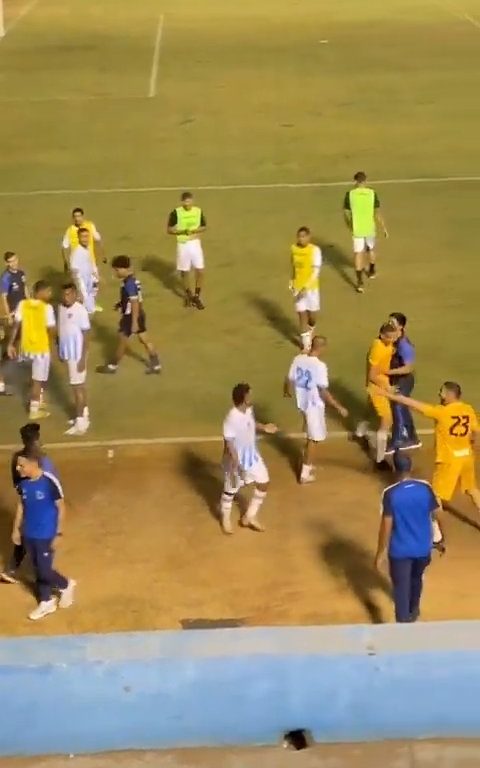 Finaliza el partido y los equipos discuten: la policía dispara al portero, vídeo impactante