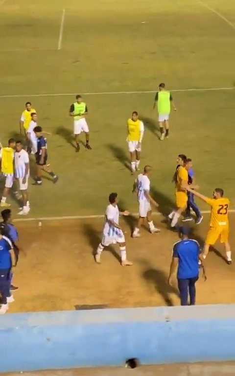 Finaliza el partido y los equipos discuten: la policía dispara al portero, vídeo impactante