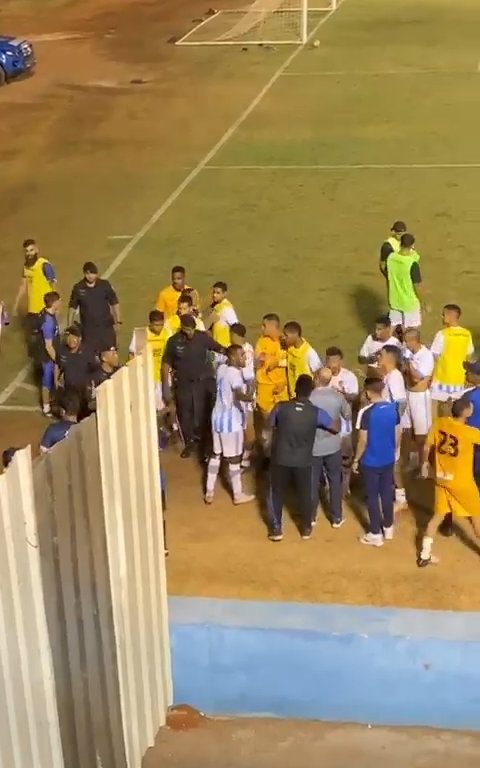 Finaliza el partido y los equipos discuten: la policía dispara al portero, vídeo impactante