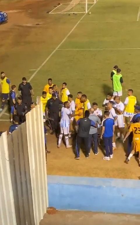 Finaliza el partido y los equipos discuten: la policía dispara al portero, vídeo impactante