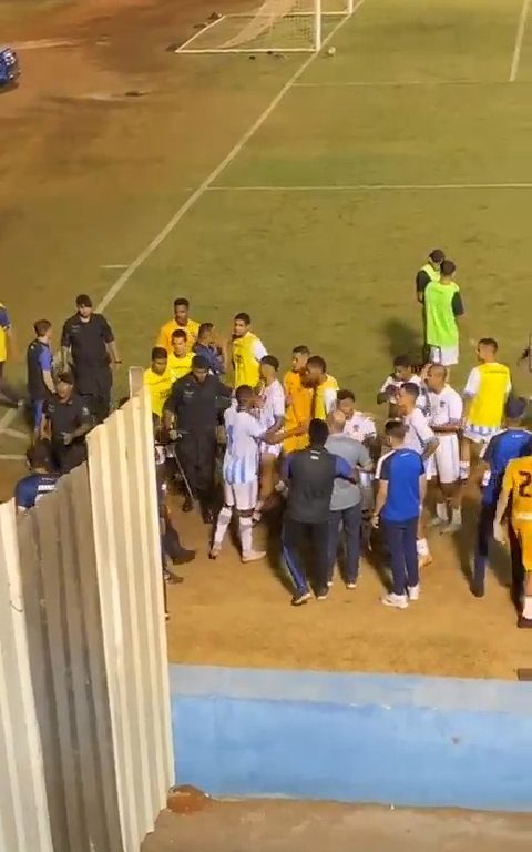 Finaliza el partido y los equipos discuten: la policía dispara al portero, vídeo impactante