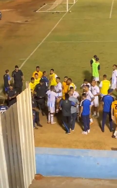 Finaliza el partido y los equipos discuten: la policía dispara al portero, vídeo impactante