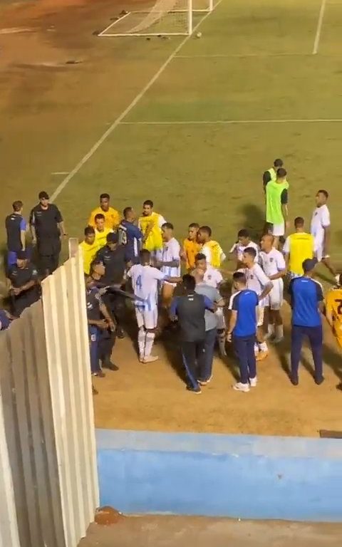 Finaliza el partido y los equipos discuten: la policía dispara al portero, vídeo impactante