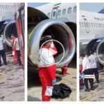 Un mecánico es succionado por el motor de un avión y sus compañeros lo limpian con un limpiador a presión