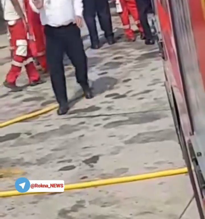 Un mecánico es succionado por el motor de un avión y sus compañeros lo limpian con un limpiador a presión