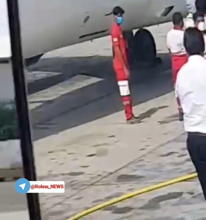 Un mecánico es succionado por el motor de un avión y sus compañeros lo limpian con un limpiador a presión