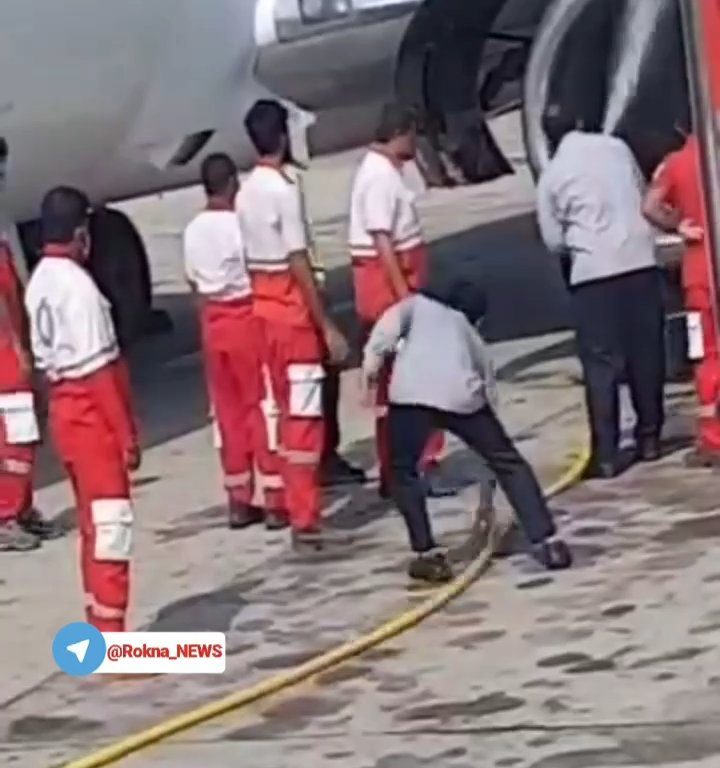 Un mécanicien aspiré dans un moteur d'avion, ses collègues le grattent avec un nettoyeur haute pression