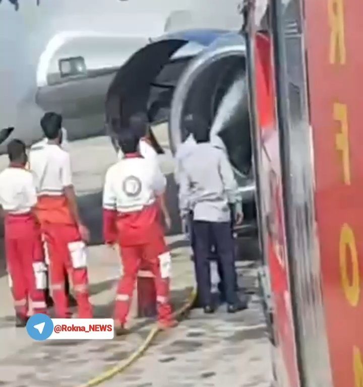 Un mecánico es succionado por el motor de un avión y sus compañeros lo limpian con un limpiador a presión