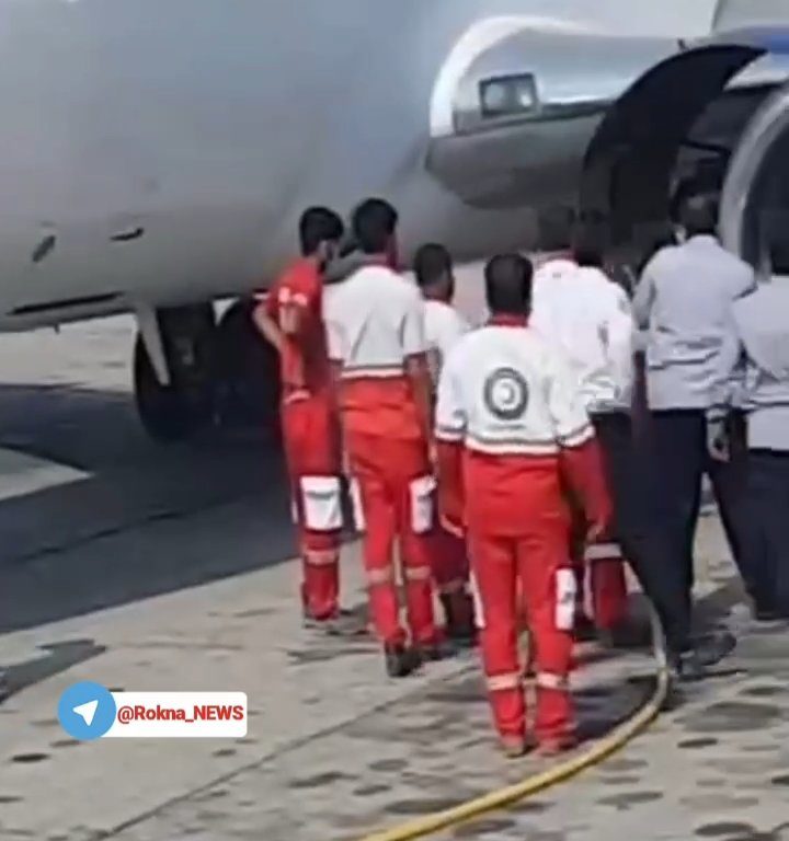 Un mecánico es succionado por el motor de un avión y sus compañeros lo limpian con un limpiador a presión