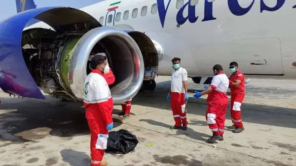 Un mécanicien aspiré dans un moteur d'avion, ses collègues le grattent avec un nettoyeur haute pression