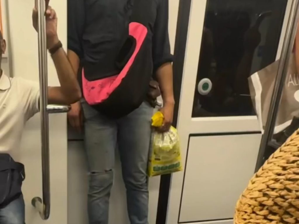 Mailand, Mann fährt mit Ratte auf der Schulter U-Bahn: Video