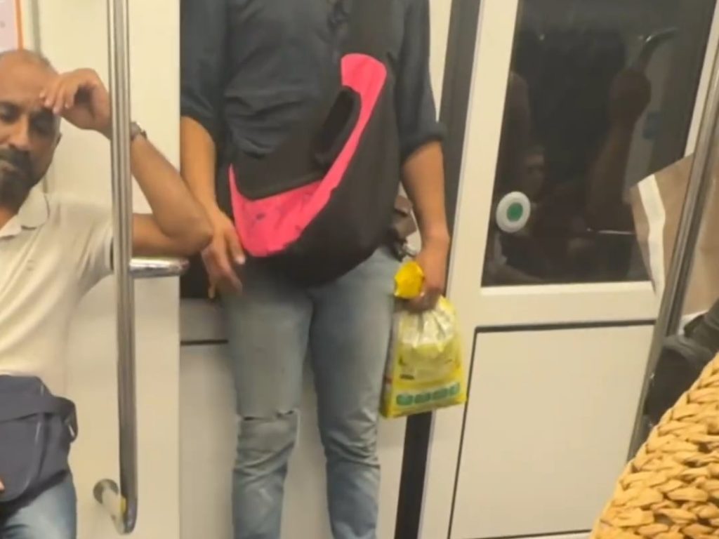 Mailand, Mann fährt mit Ratte auf der Schulter U-Bahn: Video