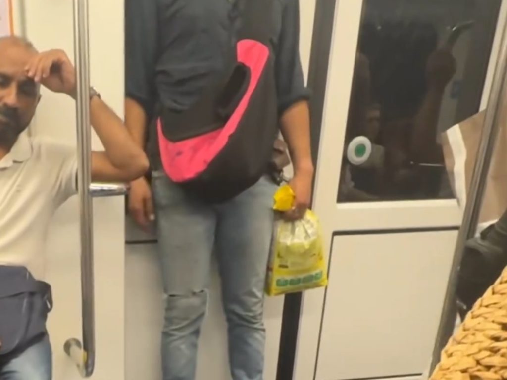 Milano, uomo gira in metropolitana con ratto sulla spalla: video