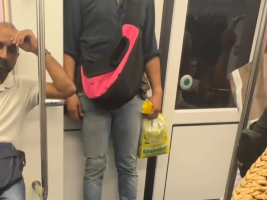 Milano, uomo gira in metropolitana con ratto sulla spalla: video