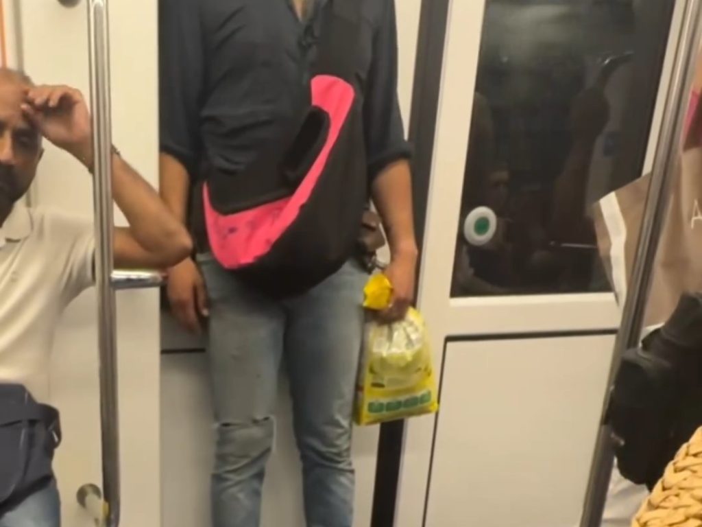 Mailand, Mann fährt mit Ratte auf der Schulter U-Bahn: Video