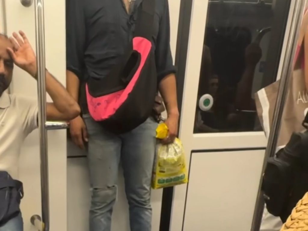 Mailand, Mann fährt mit Ratte auf der Schulter U-Bahn: Video