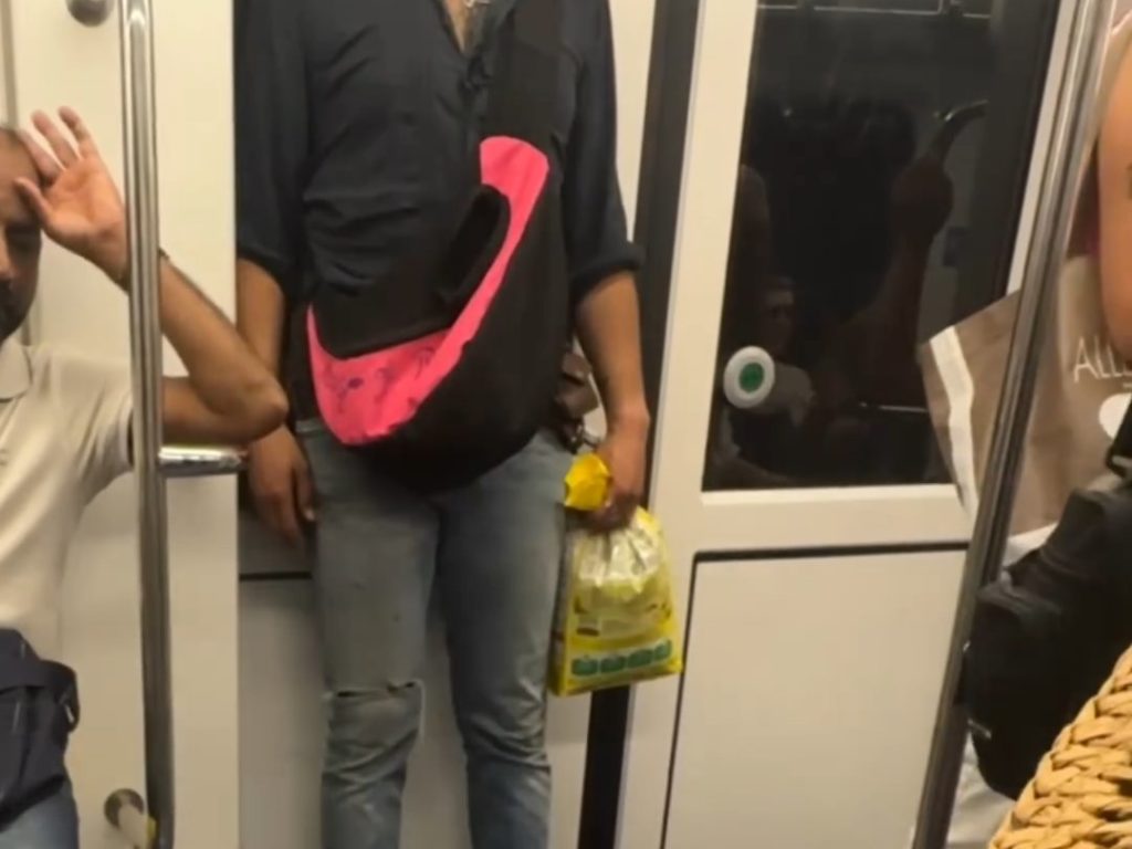 Milano, uomo gira in metropolitana con ratto sulla spalla: video