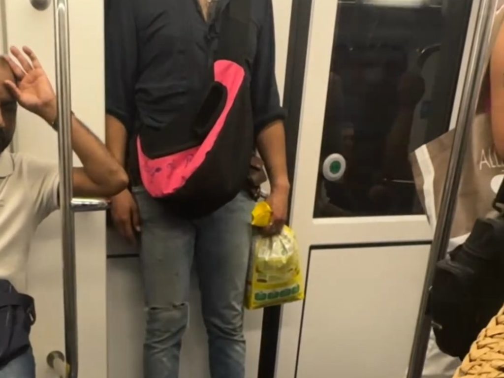 Milano, uomo gira in metropolitana con ratto sulla spalla: video