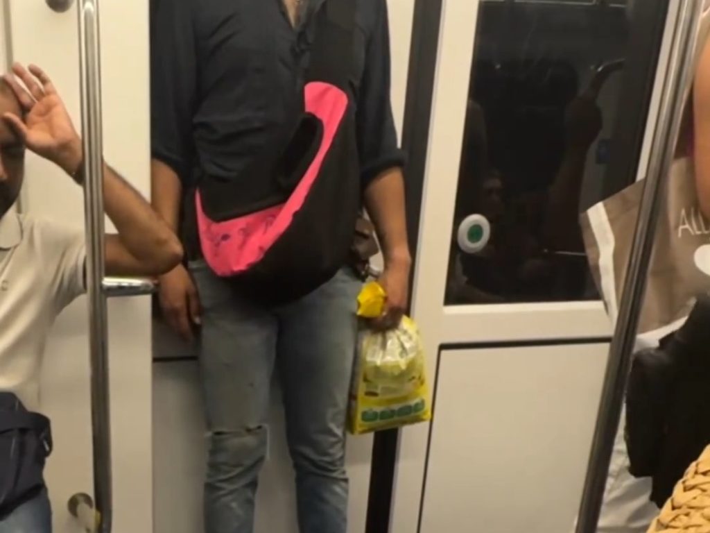 Milano, uomo gira in metropolitana con ratto sulla spalla: video