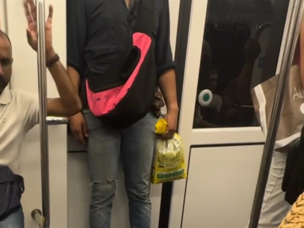 Milano, uomo gira in metropolitana con ratto sulla spalla: video