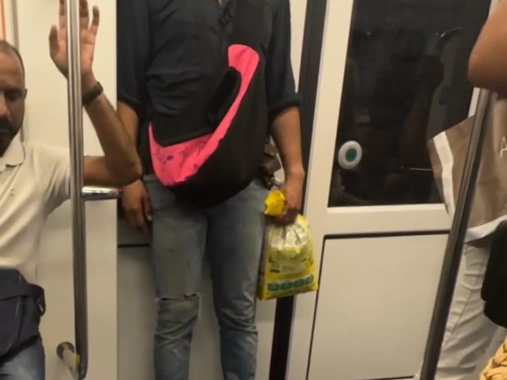 Mailand, Mann fährt mit Ratte auf der Schulter U-Bahn: Video