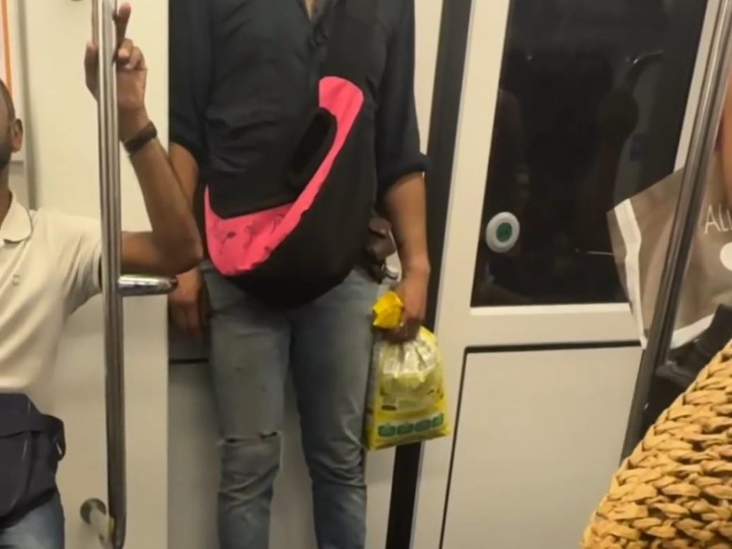 Milano, uomo gira in metropolitana con ratto sulla spalla: video