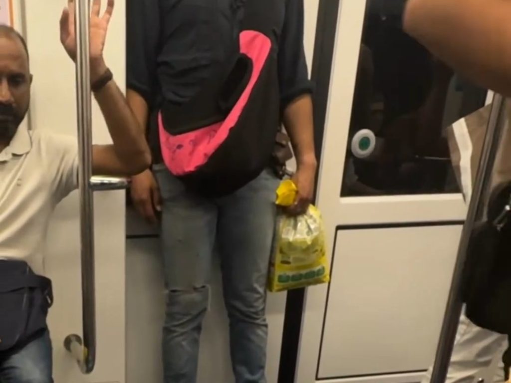 Milano, uomo gira in metropolitana con ratto sulla spalla: video