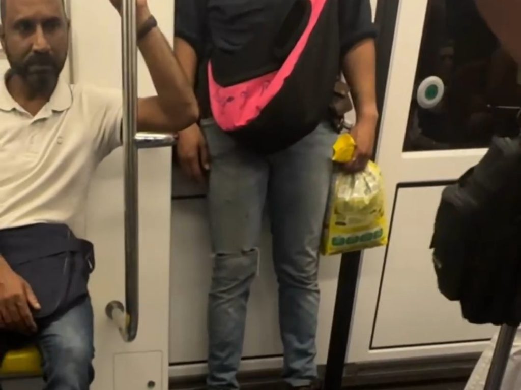 Milán, un hombre viaja en el metro con una rata en el hombro: vídeo