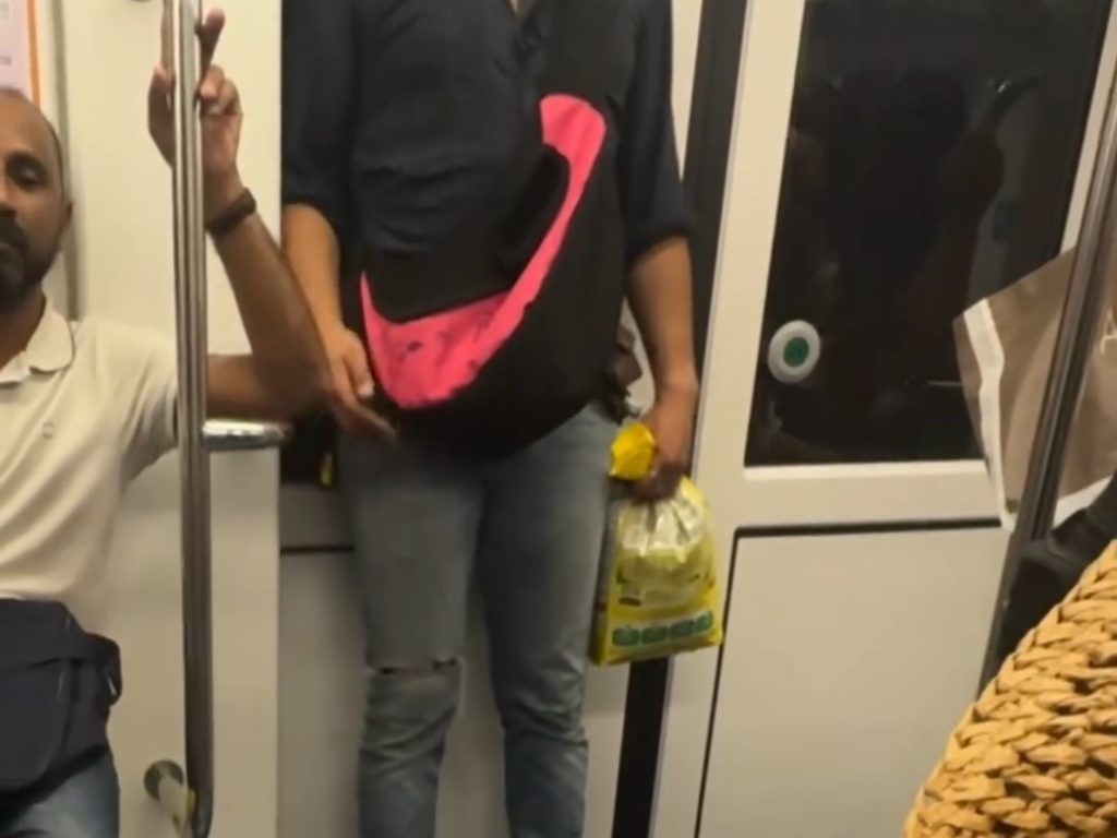 Milán, un hombre viaja en el metro con una rata en el hombro: vídeo