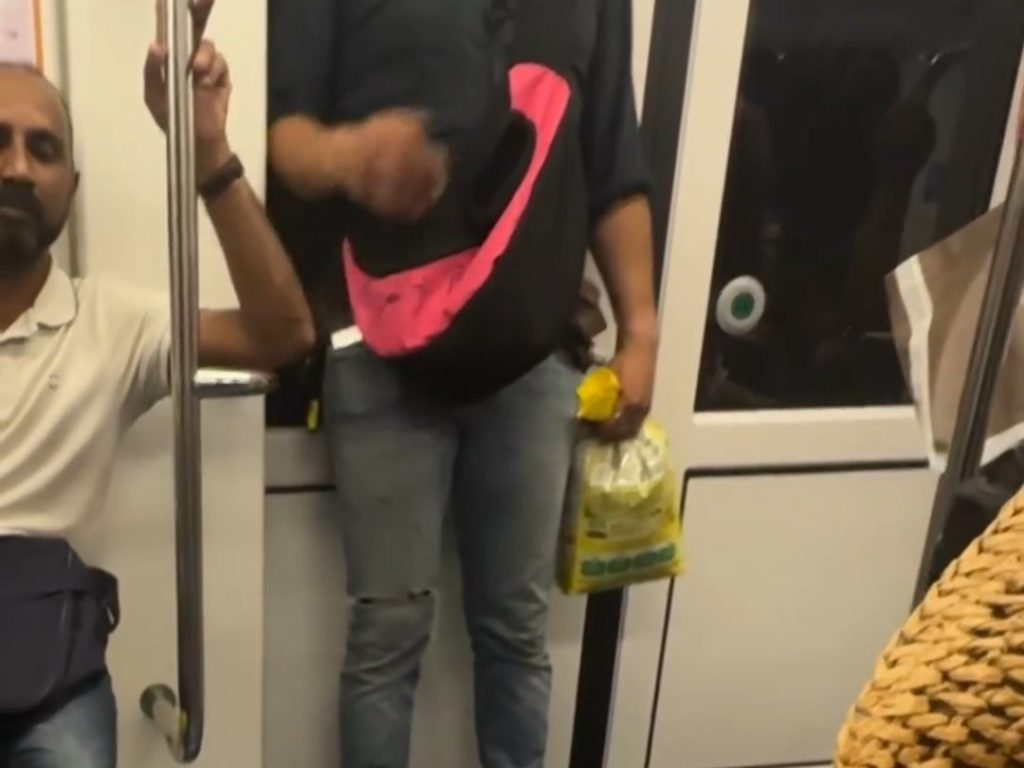 Mailand, Mann fährt mit Ratte auf der Schulter U-Bahn: Video