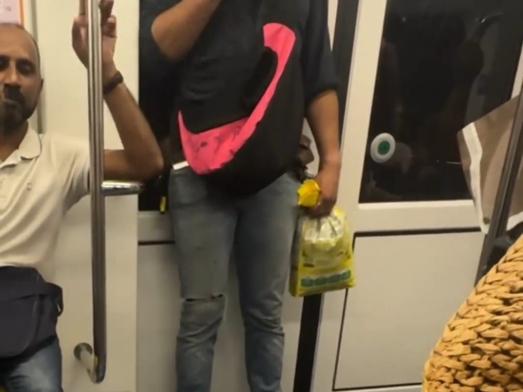 Mailand, Mann fährt mit Ratte auf der Schulter U-Bahn: Video