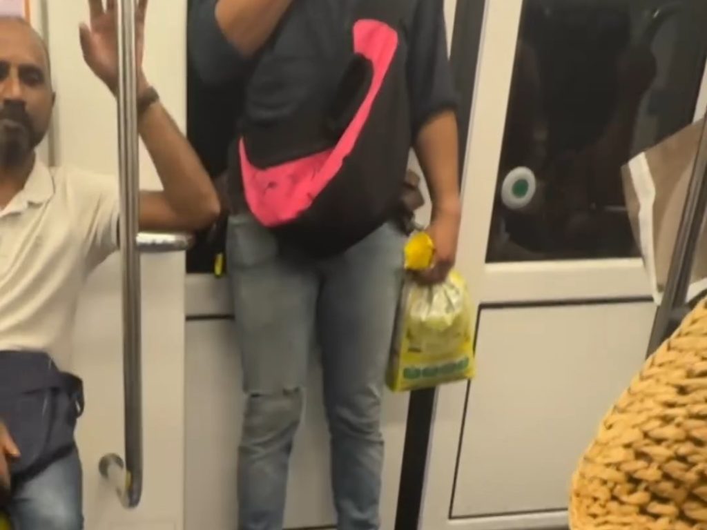 Milano, uomo gira in metropolitana con ratto sulla spalla: video