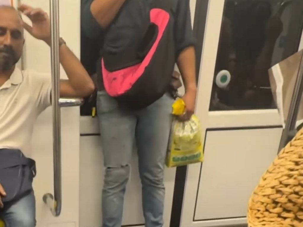 Milán, un hombre viaja en el metro con una rata en el hombro: vídeo