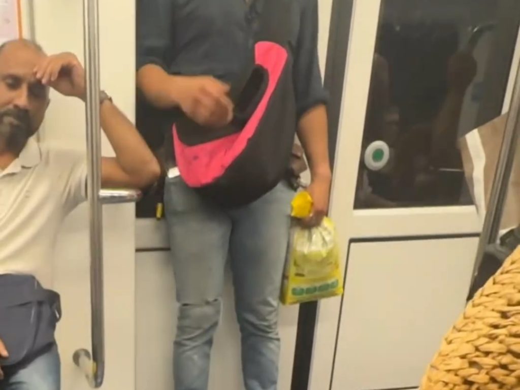 Milano, uomo gira in metropolitana con ratto sulla spalla: video