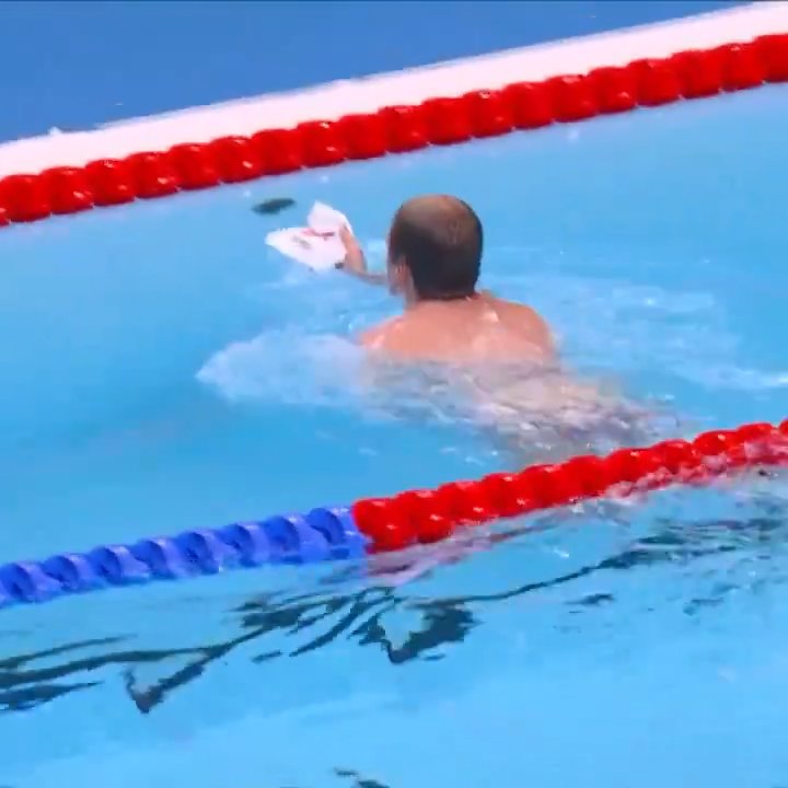 Paris 2024, un héros mystérieux sauve une course de natation : voici qui est "Bob le receveur de casquettes"