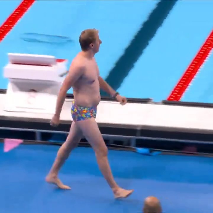 Paris 2024, un héros mystérieux sauve une course de natation : voici qui est "Bob le receveur de casquettes"