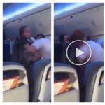 Pasajero se vuelve loco en el avión, grita, maldice y muerde al azafato