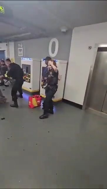 Poliziotto dà calci in faccia a sospetto, video del brutale arresto sui social