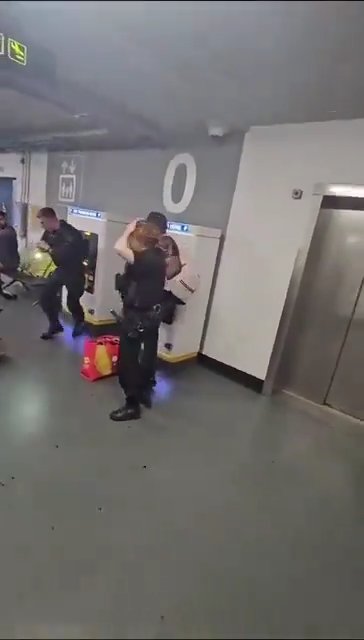 Poliziotto dà calci in faccia a sospetto, video del brutale arresto sui social