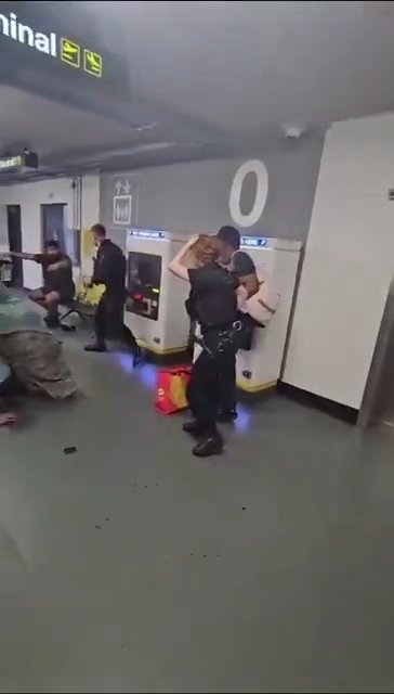 Poliziotto dà calci in faccia a sospetto, video del brutale arresto sui social