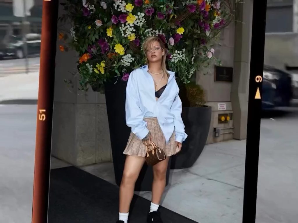 Rihanna pasea por Nueva York y enseña las bragas: he aquí por qué