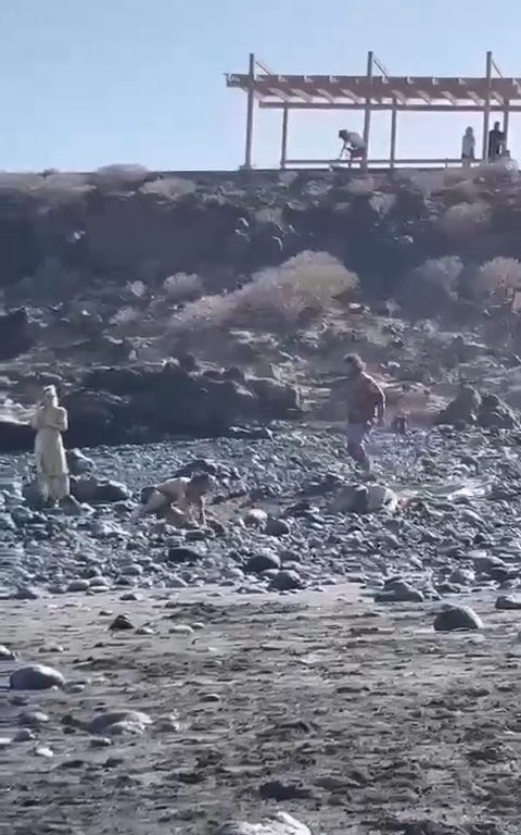 Scopre ladro in spiaggia, turista lo massacra a colpi di ombrellone: video