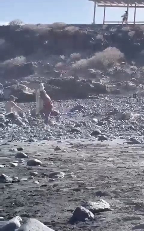 Scopre ladro in spiaggia, turista lo massacra a colpi di ombrellone: video