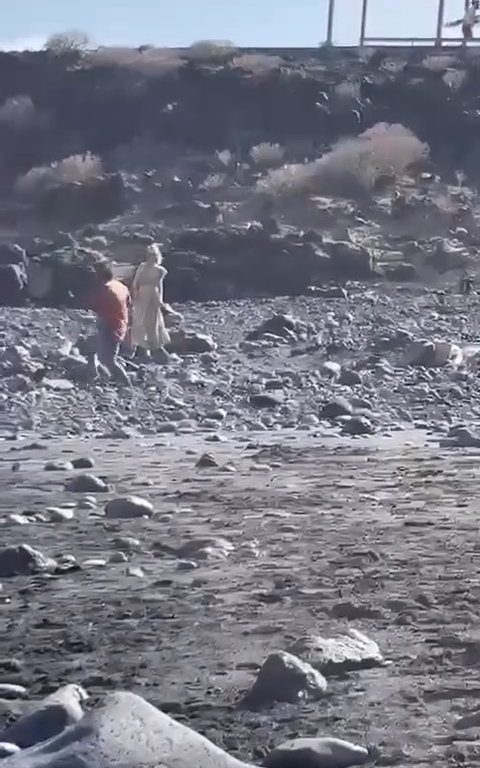 Scopre ladro in spiaggia, turista lo massacra a colpi di ombrellone: video