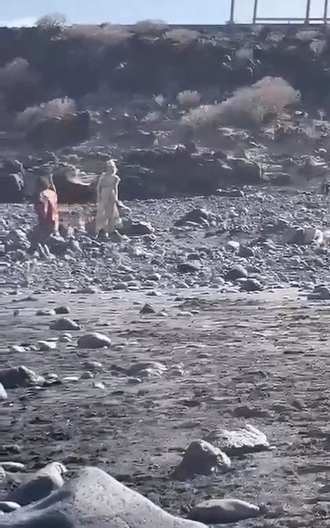 Scopre ladro in spiaggia, turista lo massacra a colpi di ombrellone: video