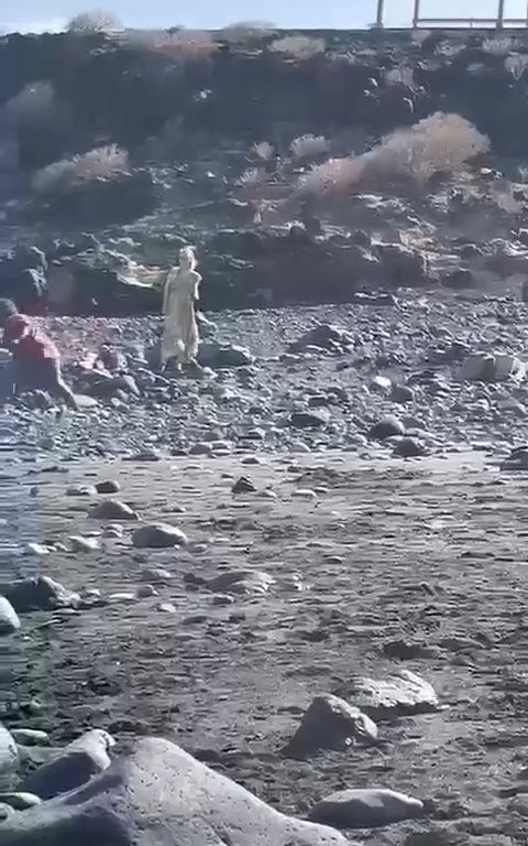 Scopre ladro in spiaggia, turista lo massacra a colpi di ombrellone: video