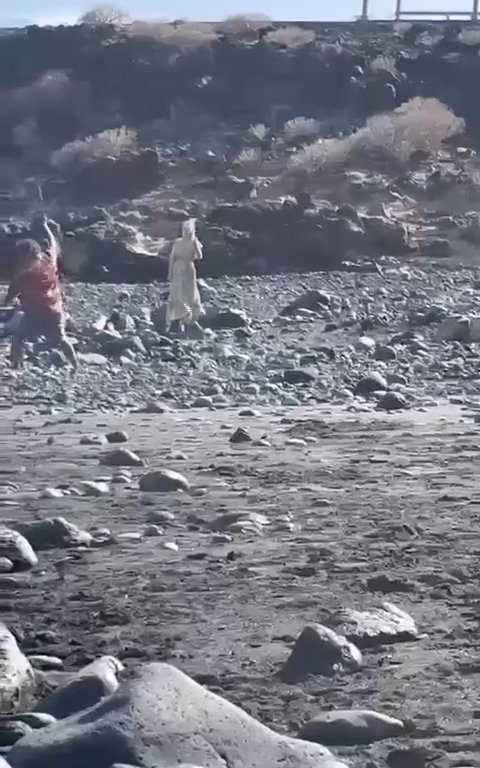 Scopre ladro in spiaggia, turista lo massacra a colpi di ombrellone: video