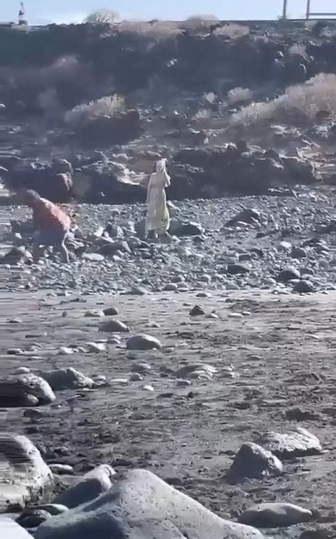 Scopre ladro in spiaggia, turista lo massacra a colpi di ombrellone: video