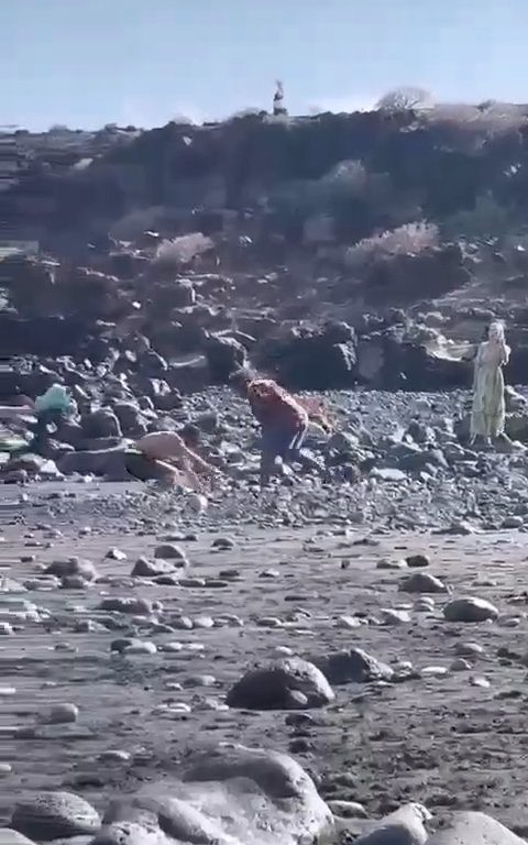 Scopre ladro in spiaggia, turista lo massacra a colpi di ombrellone: video